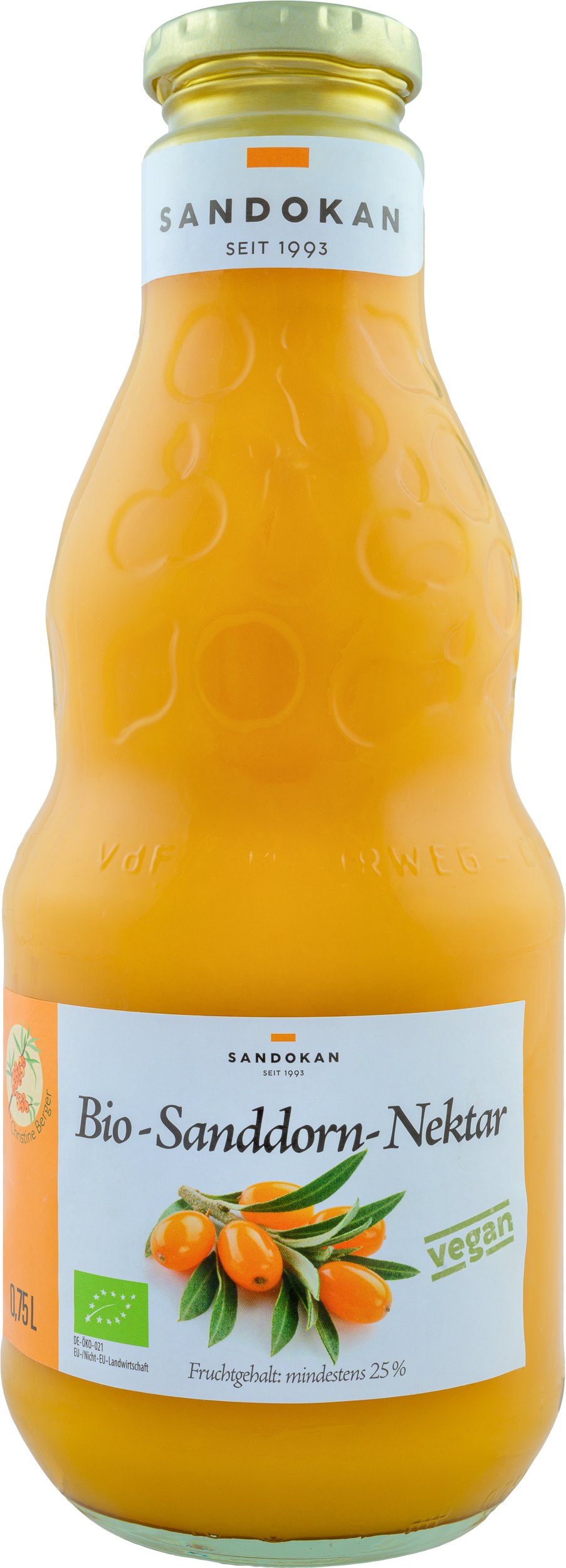 Eine Glasflasche mit orangenen Sanddornnektar gefüllt mit weißem Etikett und der Aufschrift "Bio-Sanddorn-Nektar" und einem Abbild von Sanddornbeeren am Zweig mit grünen Blättern. Oben auf dem Etikett der Markenname "Sandokan 1993". 